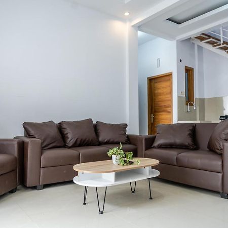 Azalia Homestay ジョグジャカルタ エクステリア 写真