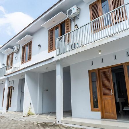 Azalia Homestay ジョグジャカルタ エクステリア 写真