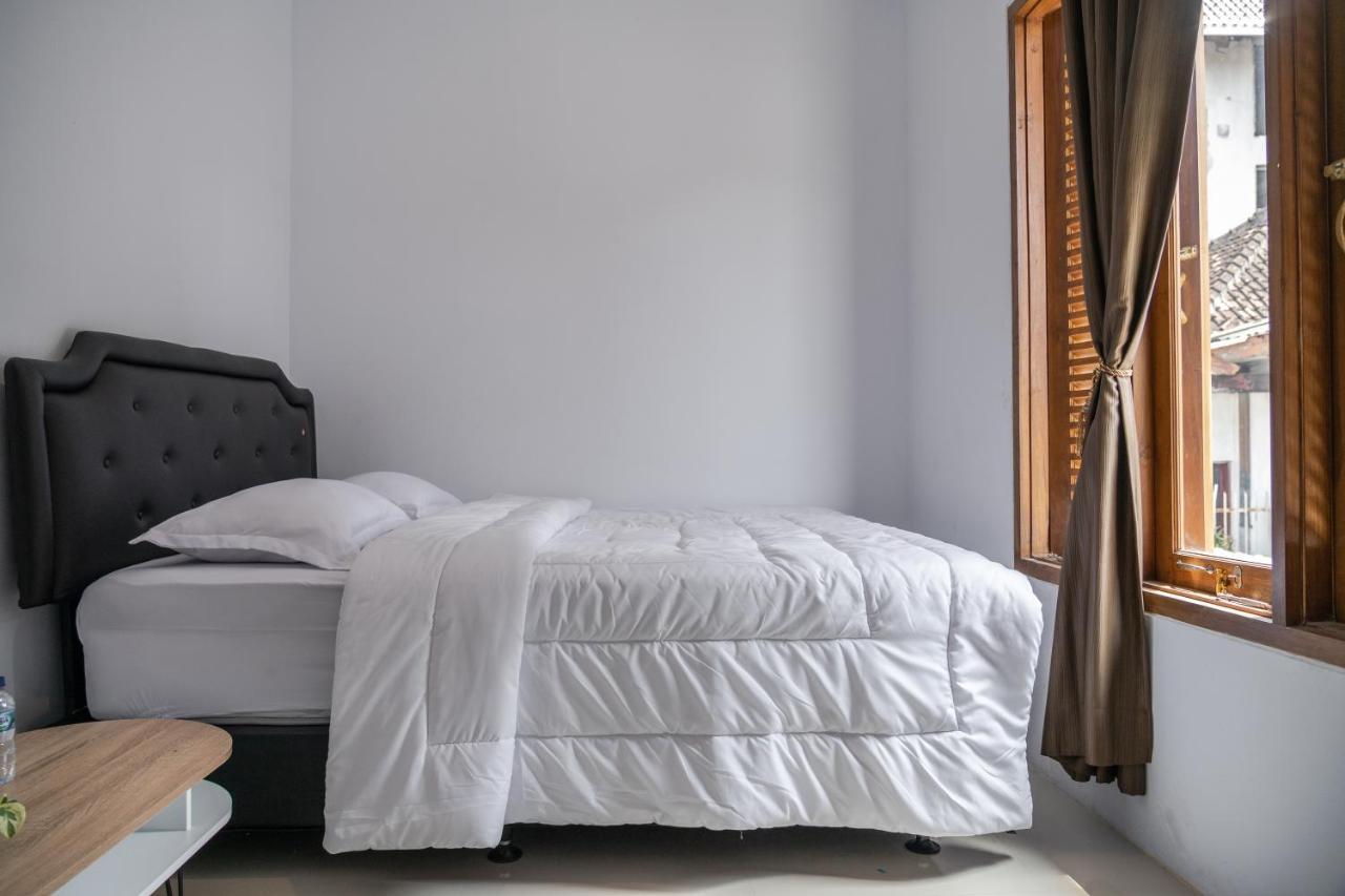 Azalia Homestay ジョグジャカルタ エクステリア 写真